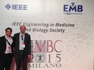 Toni y Vicente en el stand del IEEE - EMBS